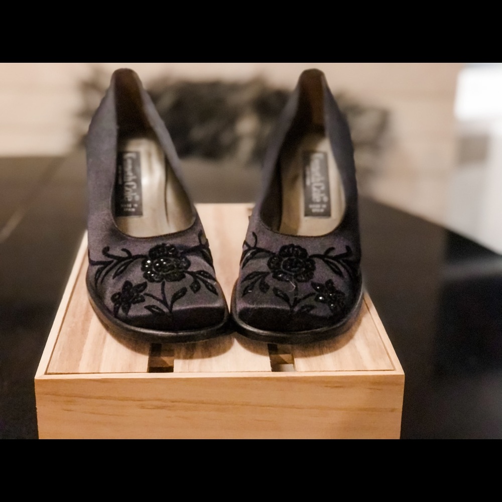 Kenneth Cole embroidered satin pumps